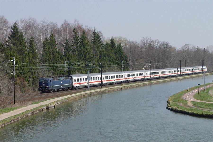 La BR 181 206-4 en t&ecirc;te de l'EC 66 M&uuml;nchen Hbf - Paris-Est &agrave; Steinbourg. Exceptionnellement, l'&eacute;change BR 181-2/BB 15000 est report&eacute; de Strasbourg &agrave; Saverne, suite &agrave; des travaux en gare de la capitale Alsacienne.