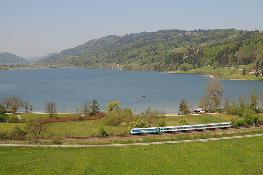Le train ALX 86211 Lindau Hbf 09h56 - M&uuml;nchen Hbf 12h38, le long de l'Alpsee, s&rsquo;approche d&rsquo;Immenstadt.