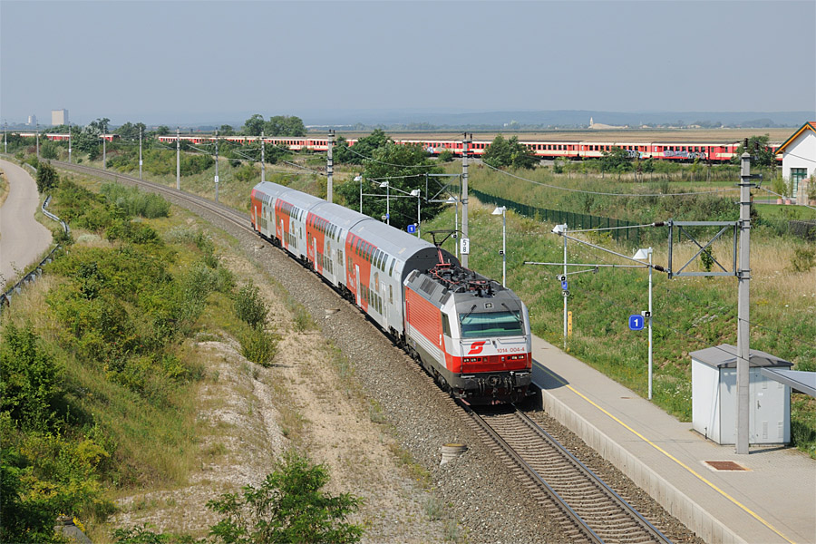La 1014 004-4 en gare de Pama, en t&ecirc;te du train REX 7611 Wien Sudbf 10h05 - Bratislava Petrzalka 11h03. Au fond, des voitures Schlieren reform&eacute;es.