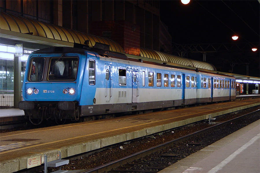 En gare de Lyon-Part Dieu, le X 2728 au TER 882571 St Claude - Lyon Perrache.
