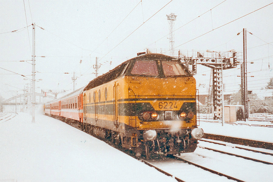 Entr&eacute;e en gare d'Aulnoye du train 25956 Mons - Aulnoye. Il est compos&eacute; de trois voitures I4 de la SNCB, encadr&eacute;es des 6224 et 6243.
