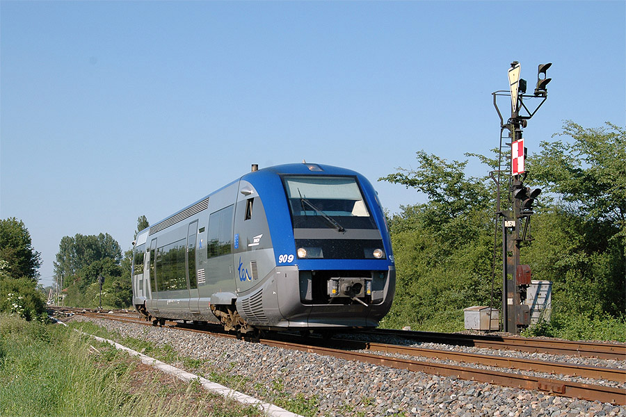 Arriv&eacute;e &agrave; Herrlisheim du TER 830739 Lauterbourg - Strasbourg. Le train passe au niveau de l'EP Butagaz, prot&eacute;g&eacute; par les signaux m&eacute;caniques &agrave; droie de la photo.