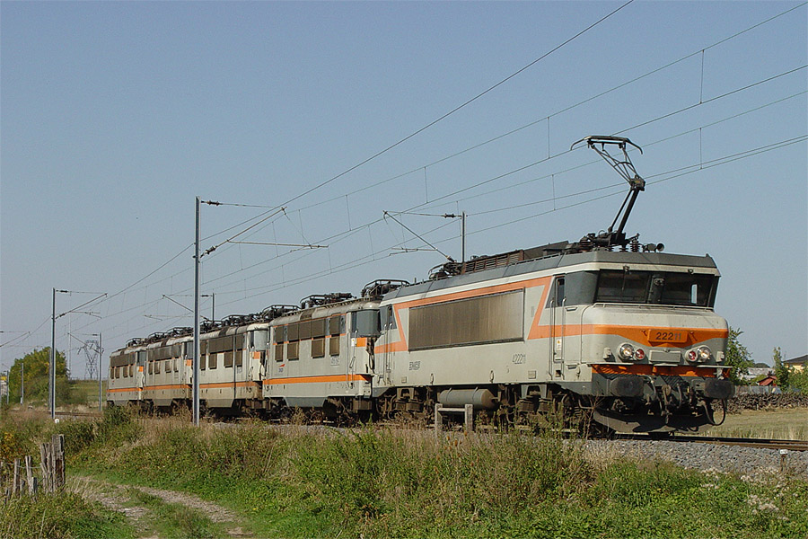 Arriv&eacute;e &agrave; R&eacute;ding d'un train de machines tract&eacute; par la BB 22211 et compos&eacute; de 4 BB 16500. Ce train se dirige vers Strasbourg, et s'appr&ecirc;te &agrave; entrer sur la ligne 1.