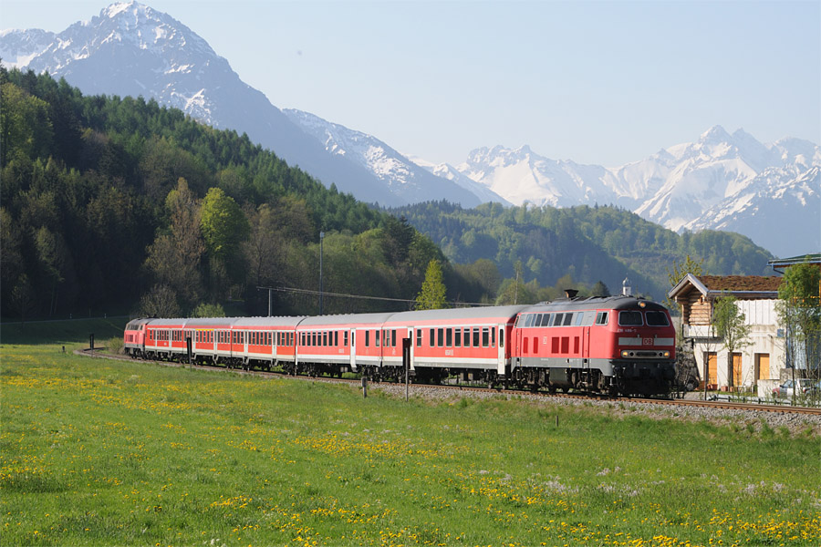 Le train RE 32650 Oberstdorf - Augsbourg arrive &agrave; Sonthofen, sur fond de chaine enneig&eacute;e du Vorarlberg.