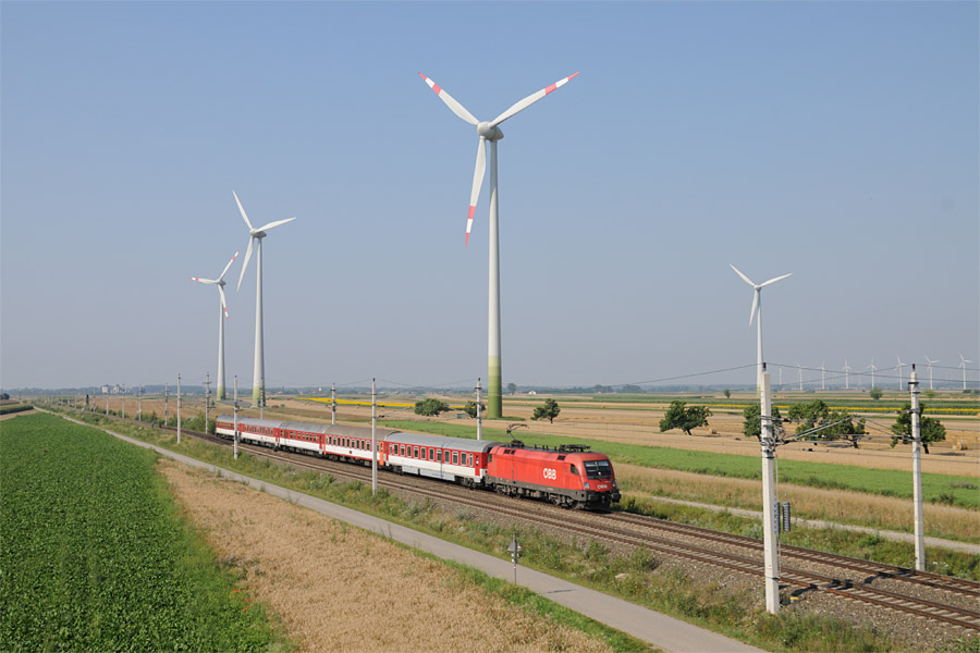 L'IC 405 "Tatran" Wien Westbf - Ko&scaron;ice arrive &agrave; Kittsee. Ce train a &eacute;t&eacute; supprim&eacute; entre Wien et Bratislava en d&eacute;cembre 2009.