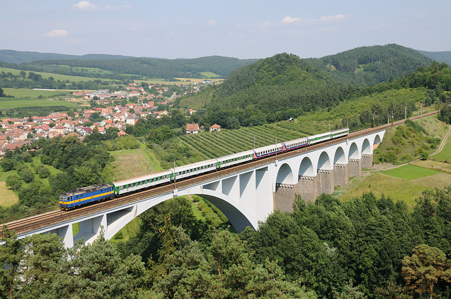 Passage sur le viaduc de Dolní Loučky, du train 680 Brno - Praha Hl.n.