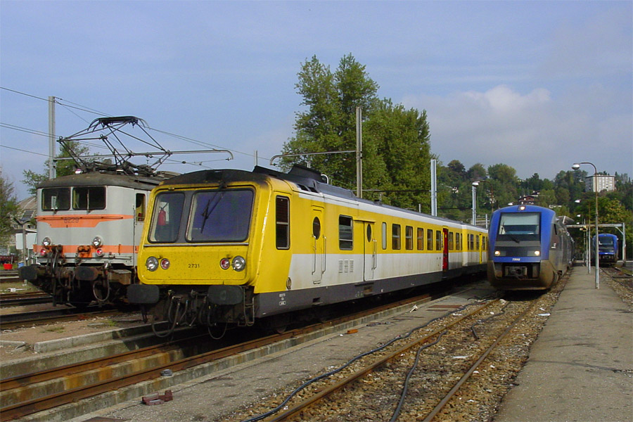 En stationnement au d&eacute;p&ocirc;t de Chamb&eacute;ry, les BB 8229, X 2731 et X 73582.