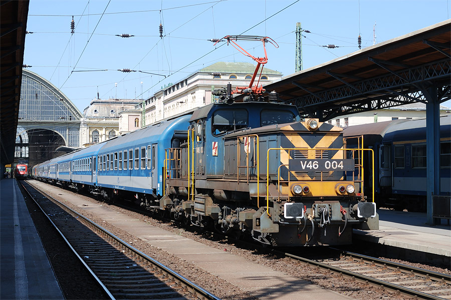 A Budapest-Keleti-Pu, la V46 004 s'appr&ecirc;te &agrave; manoeuvrer la rame du "B&aacute;thory" Warszawa - Budapest.