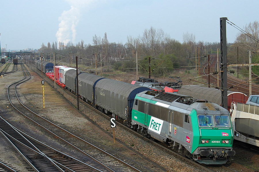 Passage &agrave; &Eacute;bange du train 809901 Bettembourg - Le Boulou. Il s'agit du train inaugural de l'Autoroute Ferroviaire Perpignan - Luxembourg (AFPL).
