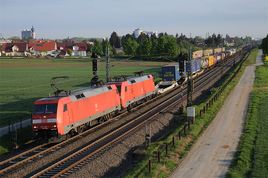 Passage &agrave; Gernsheim d'une BR 152 en t&ecirc;te d'un train du transport combin&eacute;, avec une BR 152 en v&eacute;hicule.