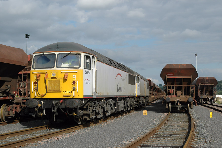 La Class 56094 aux couleurs de Fertis, en stationnement avec son train de ballast sur le faisceau de la base travaux TGV d'Ocquerre.