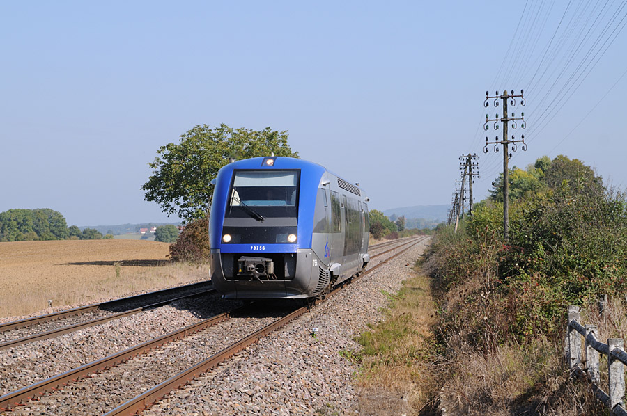 Ce X 73500 assure le TER 894416 Belfort - Vesoul. Il passe le PN 219 de la Ligne 4, situ&eacute; &agrave; Villerpoz, pr&egrave;s de Colombier.