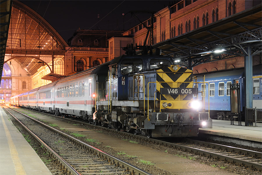 En gare de Budapest Keleti pu, la V 46 005 s'appr&ecirc;te &agrave; manoeuvrer la rame DB de l'EuroCity 175 Hamburg Altona 08h20 - Budapest Keleti pu 22h32.
