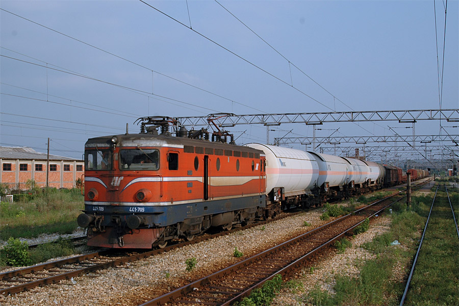 Un train de fret passe Lapovo, sur la ligne Beograd - Ni&scaron; en direction de Beograd.
