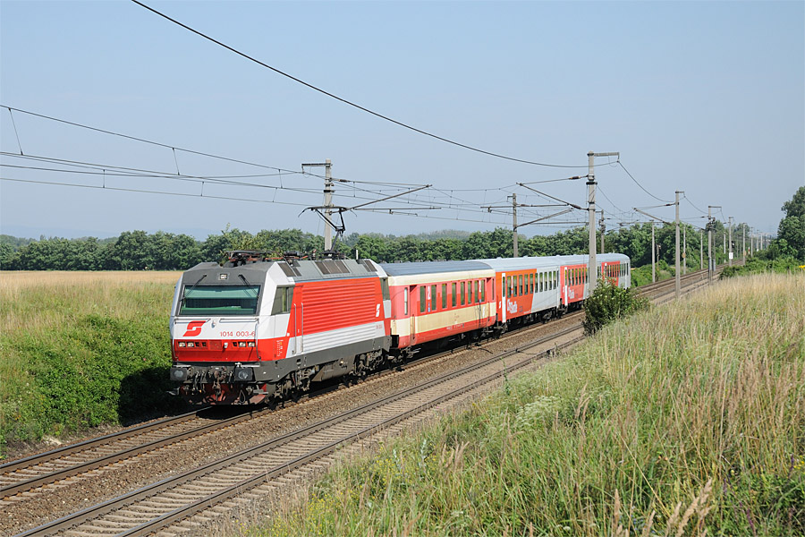 La 1014 003-6 sur l'EZ 2699 Wien Sudbf 09h08 - Neusidl am See 09h51 au passage &agrave; Gramatneusiedl. Ce train comporte l'une des derni&egrave;res voitures Schlieren en service.