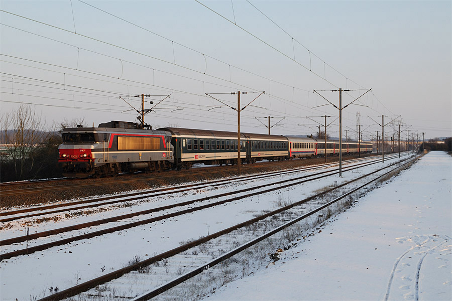 L'EC 90 "Vauban" Z&uuml;rich Hb - Bruxelles-Midi au passage &agrave; Peltre, avec deux UIC vertes CFF en renfort en t&ecirc;te.