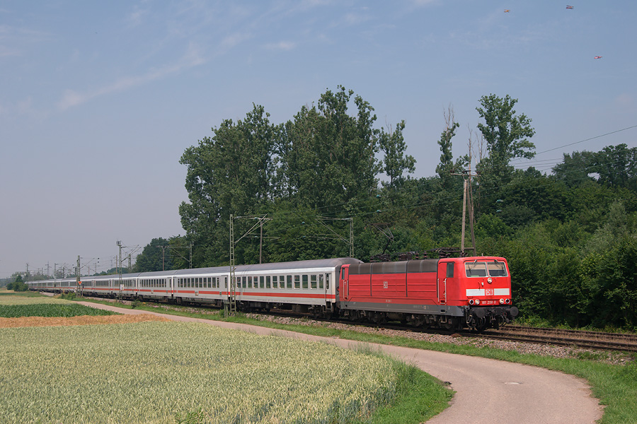 Passage &agrave; Kork de ce train de rappatriement Paris - Karlsruhe le 10/06/2007 des rames des trains 64 et 56 de la veille, tract&eacute; par la BR 181 208-0.