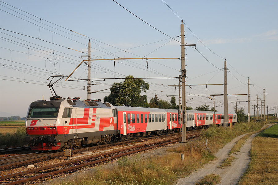 La 1014 011-9 en livr&eacute;e RailCargoAustria, &agrave; la pousse du train REX 7502 Hegyeshalom 06h22 - Wien S&uuml;bahnof 07h16 vient de passer Gramatneusidl.