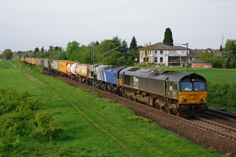 Les Class 66 6616 et 6612 d'ERS, sur un train intermodal en provenance du Port de Rotterdam, au passage &agrave; Riedstadt.