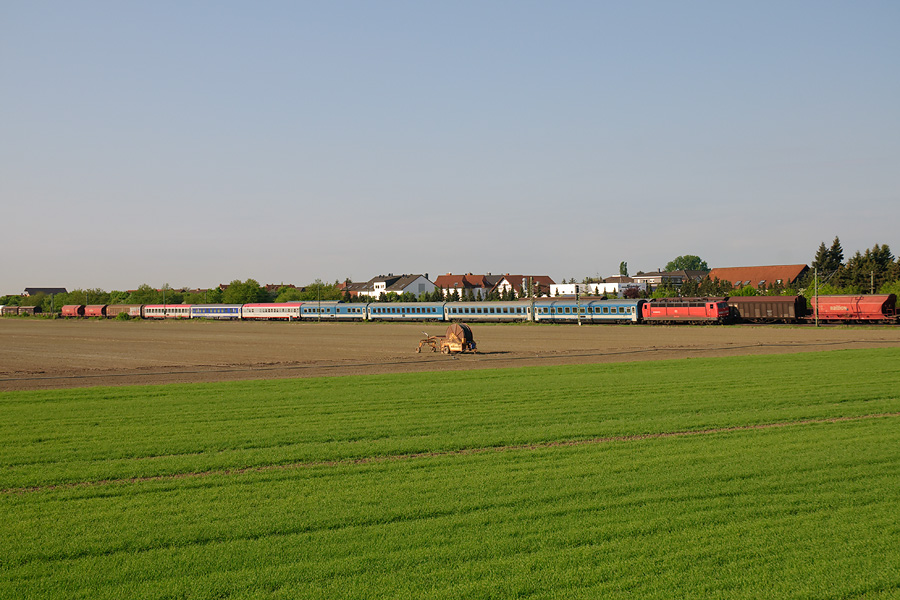 L'EuroNight "Danubius" passe &agrave; Stockstadt-am-Rhein. En t&ecirc;te, les quatre voitures Budapest - Frankfurt, en queue, les trois voitures Wien - Frankfurt. Ce train, cr&eacute;&eacute; en d&eacute;cembre 2008 a &eacute;t&eacute; supprim&eacute; en d&eacute;cembre 2009.