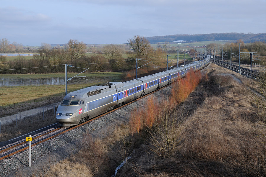 Le train 9216 Z&uuml;rich Hb - Paris-Est entre sur la LGV Est &agrave; Baudrecourt.