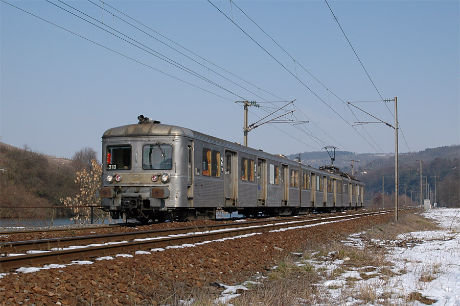 Le TER 833832 Apach - Thionville arrive &agrave; Sierck les Bains.