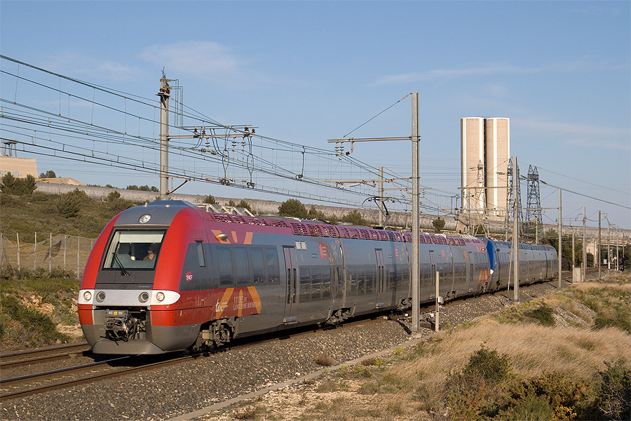 Vue du TER 17392 Marseille-Saint-Charles - Narbonne, du c&ocirc;t&eacute; de Saint Chamas, assur&eacute; par une UM de Z 27500.