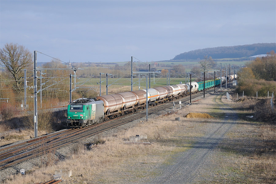 Le train 44554 Basel - Woippy &agrave; Baudrecourt, BB 37057 en t&ecirc;te.