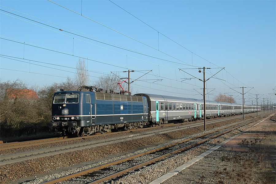 L'EuroCity 54 Frankfurt (Main) Hbf - Paris-Est passe à Peltre, en direction de Metz. En tête, la belle 181 206-4 en livrée bleue d'origine.