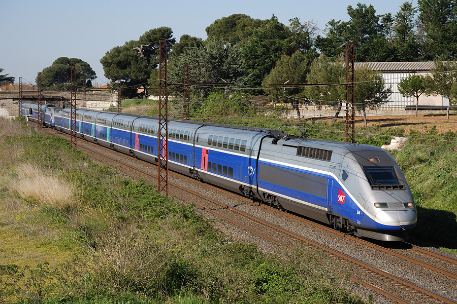 Une UM de Duplex, &agrave; Gallargues-le-Montueux, remonte vers N&icirc;mes.