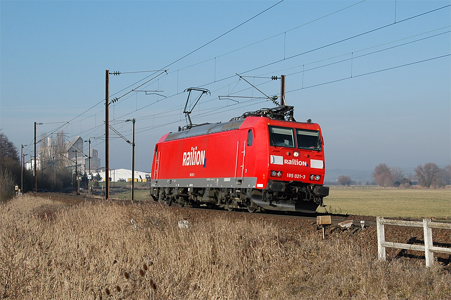 La 185021-3 circule HLP dans la marche 48229, au passage &agrave; R&eacute;milly.