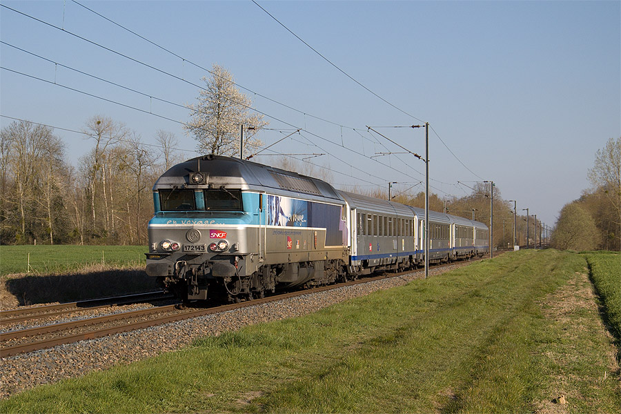 Le CC 72143, en tête du TER 839826 Dijon-Ville - Reims, passe à proximité du village de Saint Vrain.