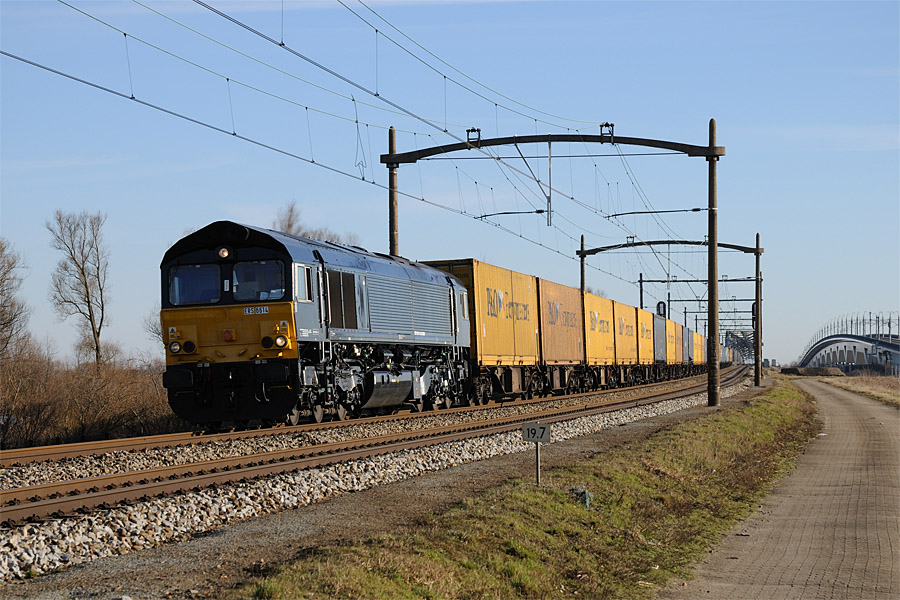 La Class 66614 d'ERS Railways, vient de passer, à vitesse réduite, le Pont franchissant le "Hollands Diep", entre Moerdijk et Dordrecht.