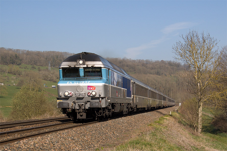 Passage &agrave; H&ucirc;mes du CIC 1041 Paris-Est - Basel, CC 72157 de l'EMT de Chalindrey en t&ecirc;te.