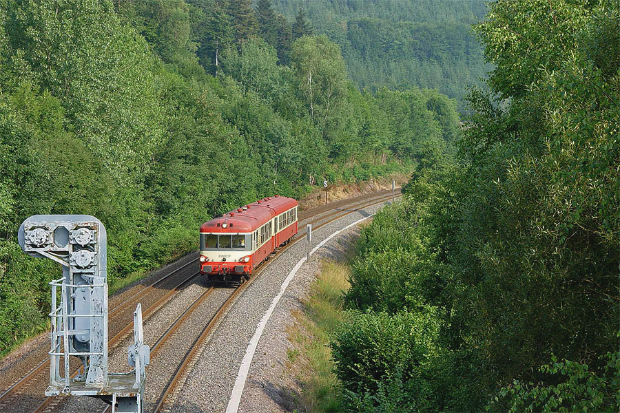Le TER 835435 Nancy - Remiremont arrive &agrave; Arches, assur&eacute; par le X 4772.
