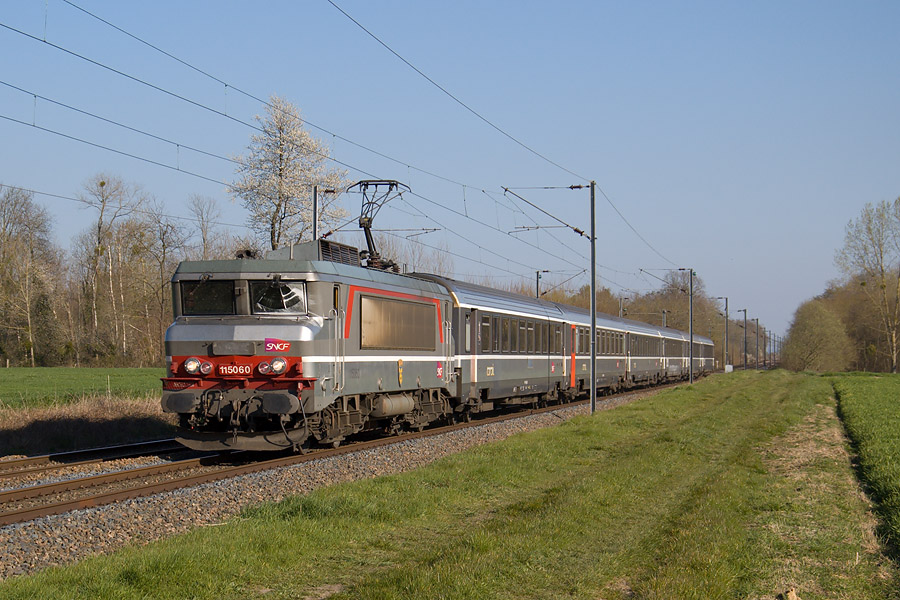 La BB 15060 en t&ecirc;te du Corail InterCit&eacute;s 1966 Saint-Dizier - Paris-Est passe &agrave; proximit&eacute; du village de Saint Vrain.