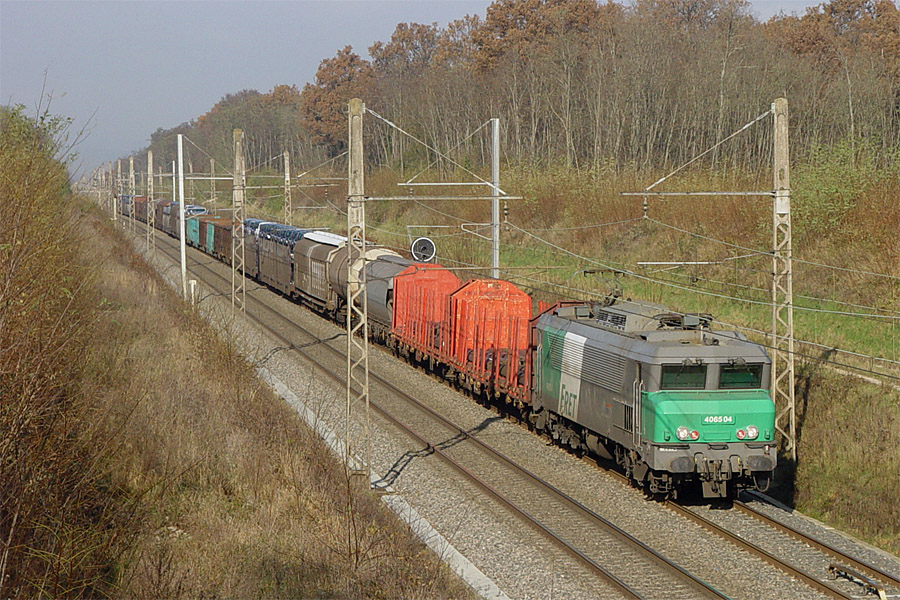 Le train 58235 Gevrey - Chambertin - Miramas passe &agrave; Farges-l&egrave;s-Ch&acirc;lon, CC 6504 FRET en t&ecirc;te.