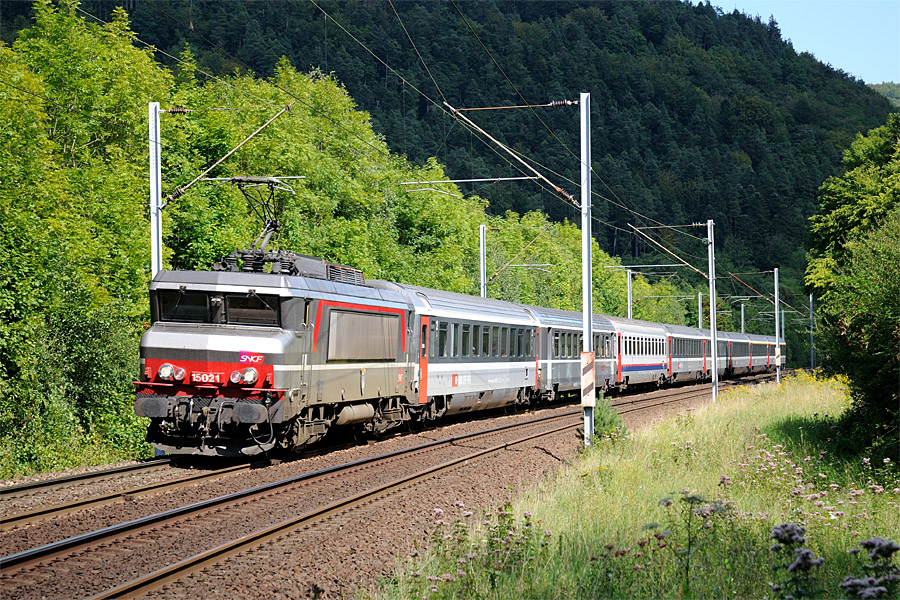 L'EuroCity 90 "Vauban" &agrave; Lutzelbourg. En t&ecirc;te, deux voitures de renfort : Une voiture CFF et une VTU CFL.