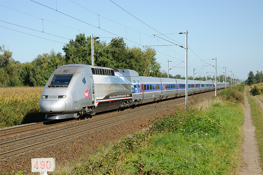Le Train 9213 Paris-Est - Z&uuml;rich Hb &agrave; Eckwersheim. En t&ecirc;te; la rame POS n&deg; 4402.