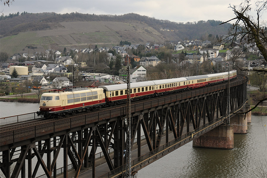 L'IC 91300 Dortmund Hbf - Trier Hbf passe le viaduc de Bullay entre Kolblenz et Trier. Cet IC supplémentaire a été mis en place par la DB, à l'occasion d'un grand Plandampf qui s'est déroulé dans la région de Trier et de Gerolstein lors de la Pâques 2010. En queue, il achemine la E10 121 en véhicule.