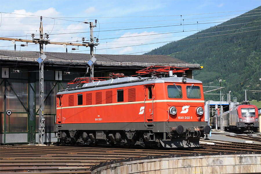 La 1041 202-1 au d&eacute;p&ocirc;t de Selzthal. Au fond &agrave; droite, la Taurus 1016 047-1 en livr&eacute;e "Wiener St&auml;dtische : Zug um Zug ohne Sorgen".