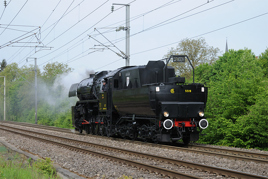 La 5519 des CFL, circulant tender en avant, passe &agrave; Manternach. Elle circule en marche 93093 Luxembourg 09h24 - Wasserbilig 10h12, pour assurer une DT avec une locomotive allemande sur un train sp&eacute;cial Stuttgart - Luxembourg.