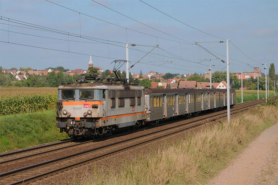 La 16667 vient de passer Hochfelden, avec le TER 830142 pour Saverne.