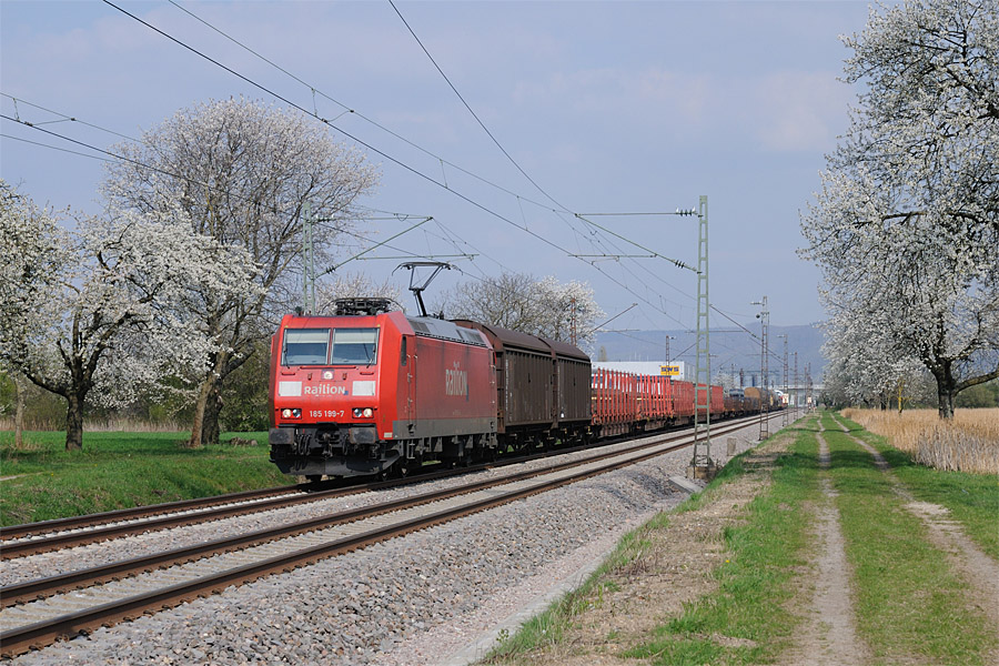 BR 185 aux anciens marquages "Railion", passe &agrave; Muggensturm, pr&egrave;s de Karlsruhe, avec un train de fret en direction de Rastatt.