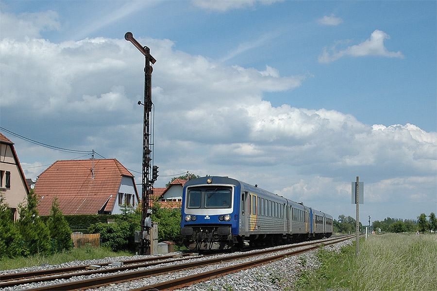 Arriv&eacute;e &agrave; Herrlisheim d'une UM de X 4750 modernis&eacute;s TER Lorraine M&eacute;trolor, au TER 830727 Lauterbourg - Strasbourg.