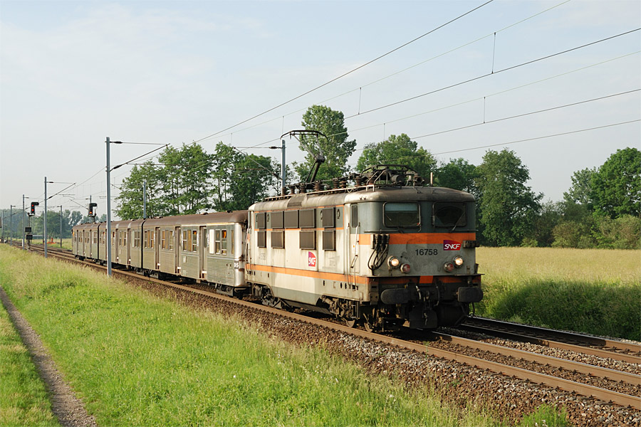 Le TER 830110 Strasbourg - Sarrebourg &agrave; Eckwersheim.