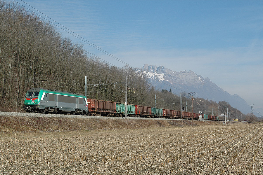 La 36332 MF passe &agrave; Cruet, en t&ecirc;te du train 44300 Modane - Sibelin.