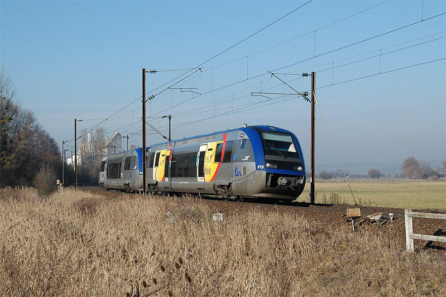 Le TER 23965 arrive &agrave; R&eacute;milly, compos&eacute; des X 73919 TER Lorraine et X 73904 TER Alsace.
