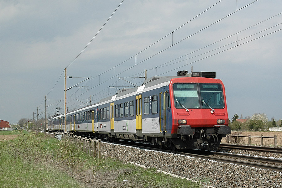 Vue &agrave; Habsheim d'une automotrice des CFF du type NPZ (surnomm&eacute; aussi "Colibri") assurant le TER 96055 Mulhouse-Ville - Laufenburg.