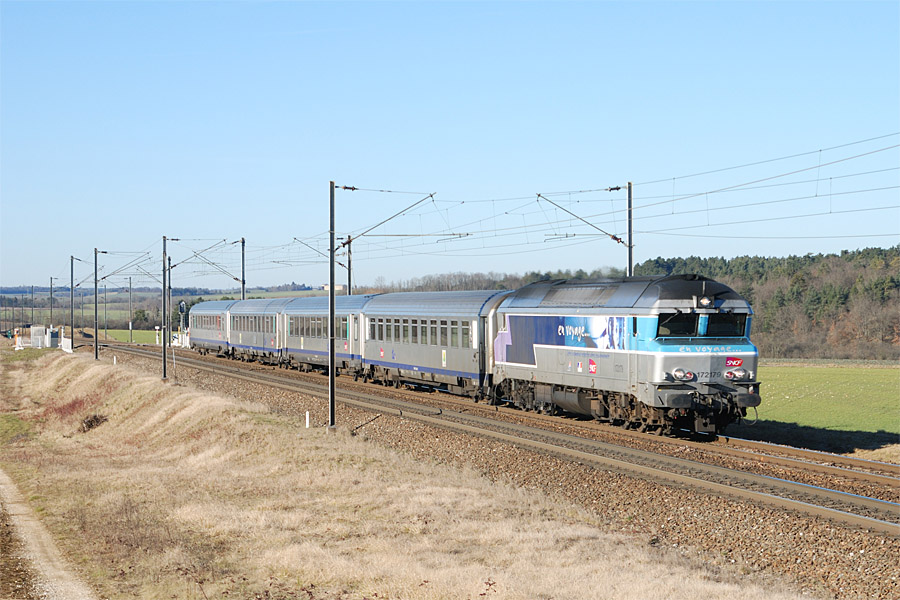 Le TER 839816 Reims - Dijon-Ville passe &agrave; Flacey, sur la Ligne 15, CC 72179 en t&ecirc;te.